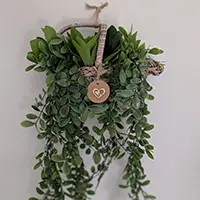 imagen de una cesta de vino reciclada para flores artificiales