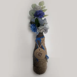 Florer con cuerda de cañamo y flores artificiales azules