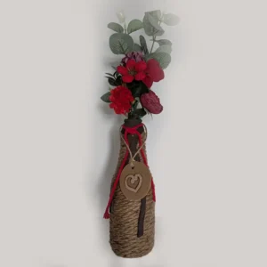 Florer con cuerda de cañamo y flores artificiales rojas