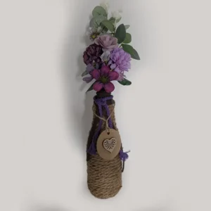 Florer con cuerda de cañamo y flores artificiales moradas