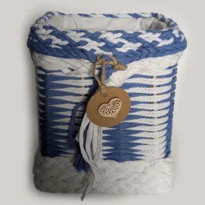 Cesta con cuerda de algodón azul.