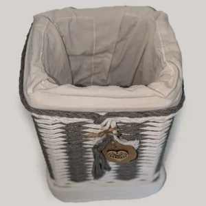 Cesta con cuerda de algodón gris.
