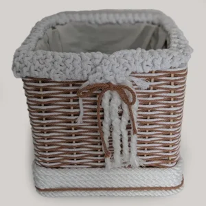 Cesta con cuerda de algodón marron.