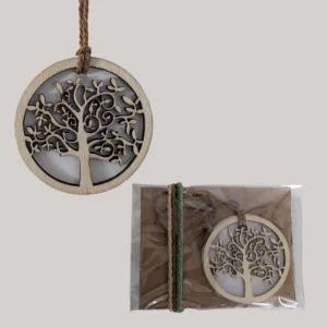imagen de un árbol de la vida colgante decorado con cuerda de algodón y carton. Tono: marrón.