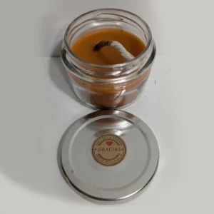 imagen de un vela naranga hecha con miel sardonesa. Tono naranja.