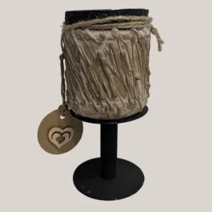 candeladro de vidrio y cartón. tono marrón y negro