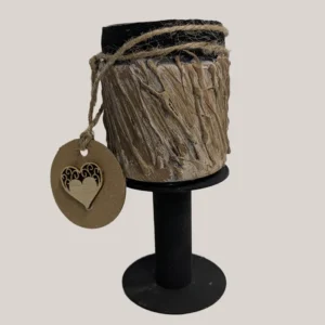 imagen de un candelabro cristal y carton. Tono marrón y negro.