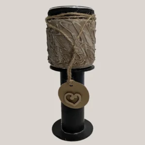 imagen de candeladro de vidrio y cartón. tono marrón y negro