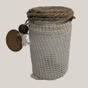 imagen de un bote con una luz interior. Cuerda de cañamo. Tono marrón.