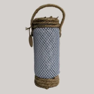 imagen de un bote con una luz interior. Tono azul.