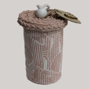 caja con tapa. Tono rosa.