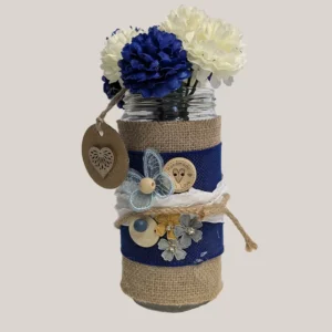 imagen de envase de vidrio con flores artificiales y cuerda de cañamo. Tono: azul y blanco.