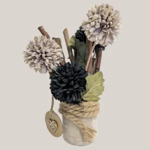 imagen florero de vidrio pintado con cuerda de cañamo y flores artificiales. Tono marrón y negro.