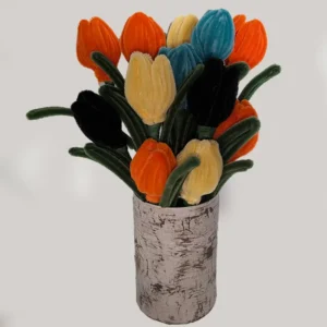 Bouquet de tulipanes coloreado de de limpiapipas.