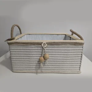 imagen de una cesta hecha a mano. Tono blanco y marrón.