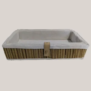 imagen de una cesta decorada con esterilla de playa. Tono: blanco y marrón.