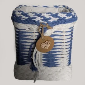 Cesta con cuerda de algodón azul.