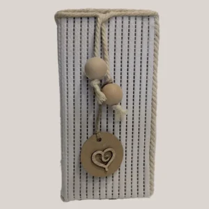 imagen de Caja decorada con cuerda de algodón y cuentas de madera. Tono: blanco y marrón.