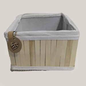 imagen de una caja decorada con palitos de madera. Tono: blanco y marrón.