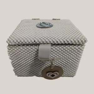 imagen de una caja decorada con goma eva. Tono: blanco.