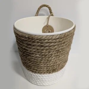 imagen de una cesta de plástico decorada con cuerda de cañamo. Tono marrón y blanco