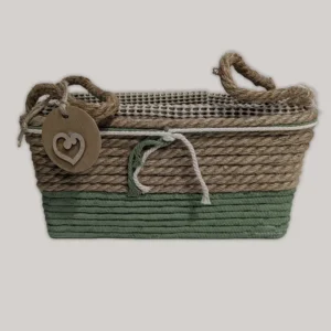 cesta tejida con cuerda de cañamo y de algodón. Tono verde y marrón