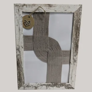 cuadro con formas hechas con cuerda de algodón. Varios tonos.