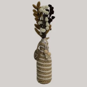 imagen de un florero con flores de limpiapipas. Tono marrón y beige