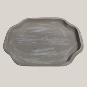 imagen de una bandeja decorativa de metal con pintura a la tiza. Tono: marrón.