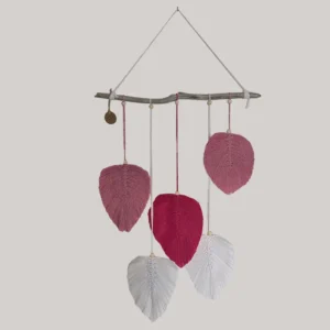 imagen de Plumas de macramé. Tono rojo y rosa.