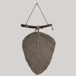 imagen de una pluma colgante de macramé. Tono: gris.