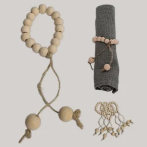 imagen de un set de servilleteros de cuentas de madera. Tono marrón