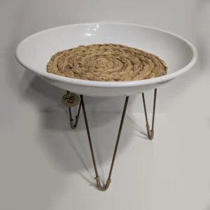 imagen de una mesita decorada con cuerda de cañamo. Tono blanco y marrón