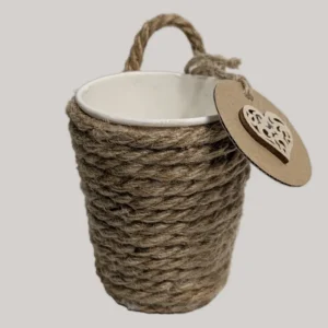 imagen de una tasa decorada con cuerda de cañamao. Tono marrón