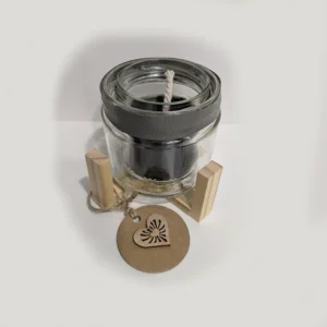 imagen de Vela con cera de abeja sardonesa y portavela de madera. Tono verde