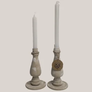 imagen de dos candelabros de madera decorados con pintura a la tiza. Tono: marrón.