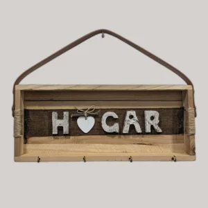 imagen de un organizador de pared hogar, caja decorada con cuerda de cañamo. Tono marrón