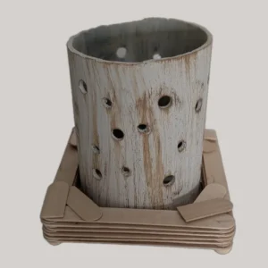 Lampara con bombilla recargable por usb. PVC pintado y maderitas. Tono marrón