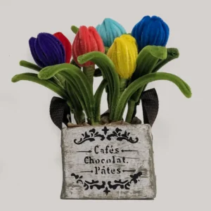 bouquet de flores de limpiapipas. Caja realizado con materiales reciclados. Tono varios colores.